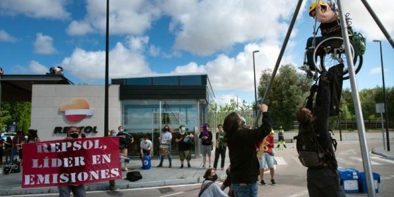 Cristina Campos, en el aire al participar en una acción de Greenpeace en Móstoles (Madrid)