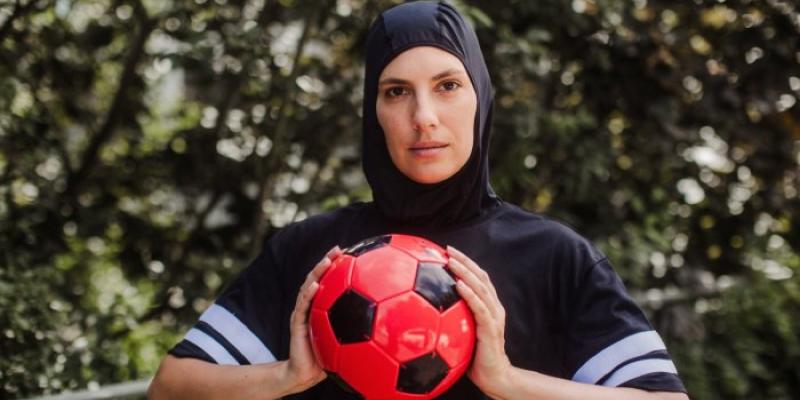 Mujer con hiyab - Foto: Envato Elements Mujer con hiyab sosteniendo una pelota