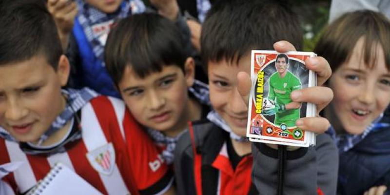 Imagen de niños con cromos de fútbol/El Correo Los cromos de La Liga sigue reinando en el patio del colegio