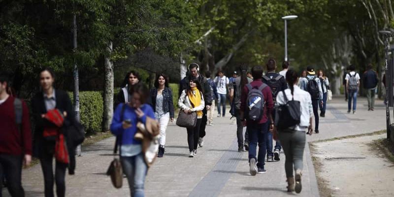 Imagen de varios jóvenes/Europa Press Un informe señala que el 60 % de los jóvenes está en riesgo de pobreza
