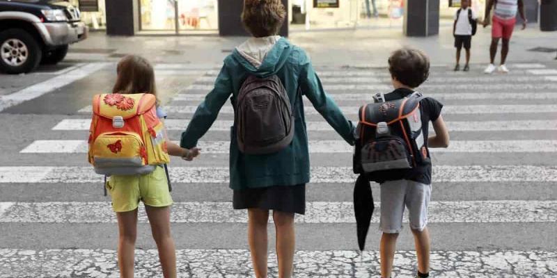 Imagen de una madre con sus dos hijos/Levante-EMV Cruz Roja asegura que muchas familias vulnerables no son felices