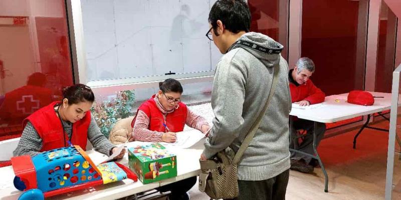 Imagen de Cruz Roja en una iniciativa solidaria/Puente Genil OK Cruz Roja pone a disposición de los menores juguetes solidarios