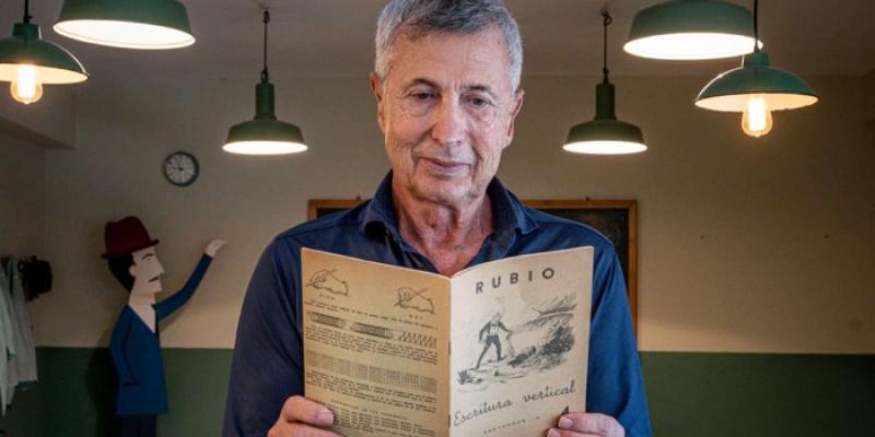 Cuadernos Rubio Enrique Rubio leyendo un Cuadernos Rubio