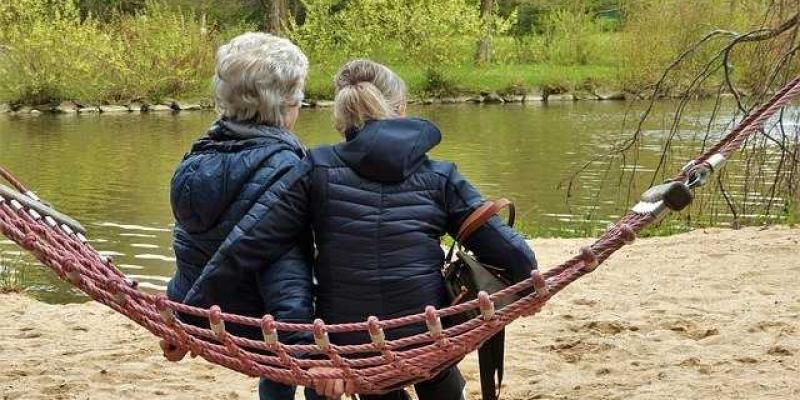 Cobrar pensiones en mayo Dos personas mayores / Pixabay