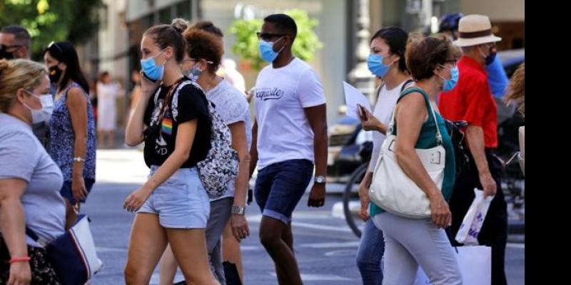 Personas con mascarillas en Valencia / EFE