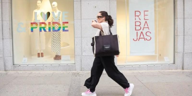Mujer en las rebajas de verano - Foto: EUROPA PRESS Mujer en las rebajas de verano