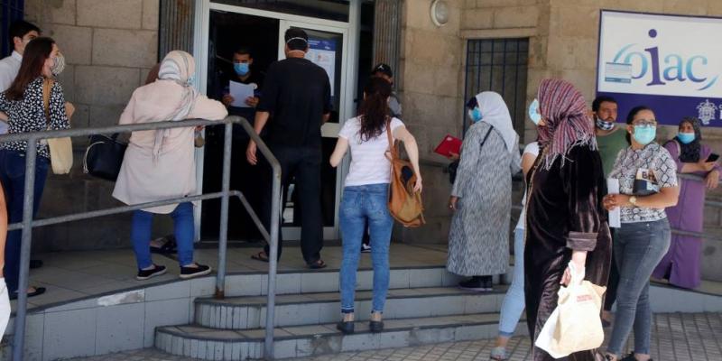 Varios ciudadanos hacen cola para solicitar el ingreso mínimo en Melilla. (EFE)