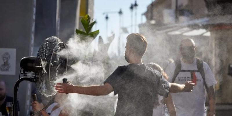 Chico se refresca en plena ola de calor