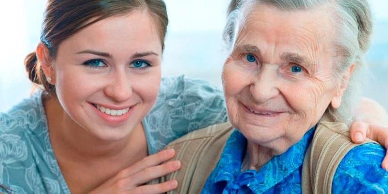 Imagen de una persona mayor y su cuidadora/Supercuidadores-UNIR Cuidados para las personas mayores