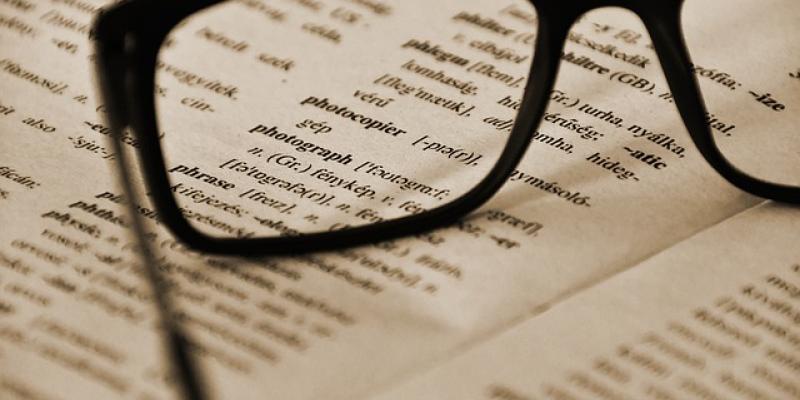 Curiosidades sobre las expresiones idiomáticas / Pixabay Gafas sobre un diccionario