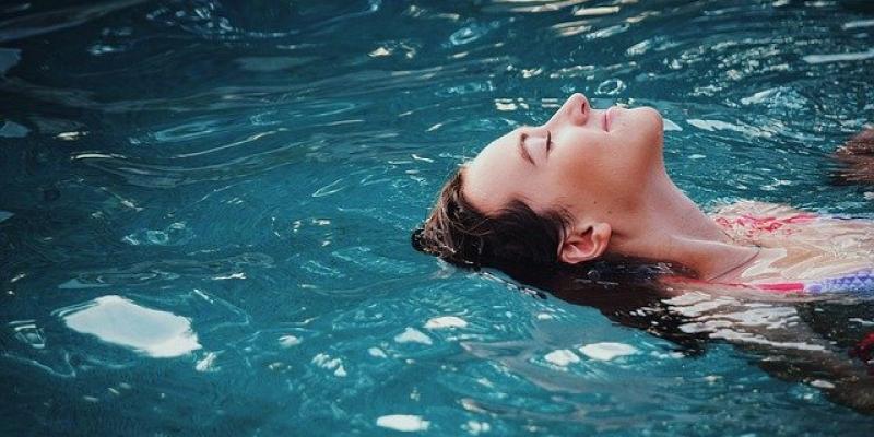 Chica en una piscina / Pixabay