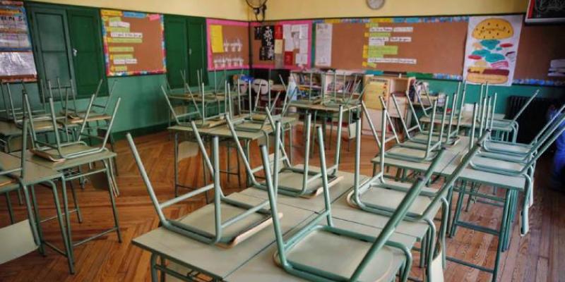 Un aula sin niños en un colegio público de Madrid.
