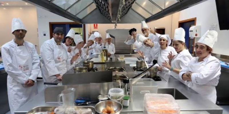 Plas Plas cocina 14 personas de Valladolid con discapacidad auditiva se forman en un curso de cocina