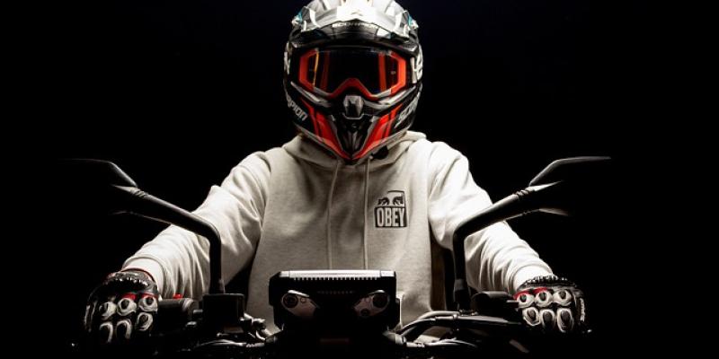 Chico conduciendo una moto / Pixabay Chico conduciendo una moto