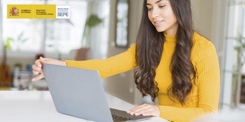 Cursos del SEPE / Ministerio de Trabajo Chica con un ordenador portátil