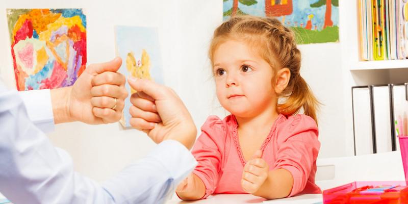Niña con déficit del desarrollo Niña con déficit del desarrollo