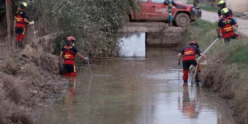 Miembros de la Unidad Militar de Emergencia UME realizan tareas de búsqueda en el barranco del Poyo, a la altura la localidad valenciana de Catarroja, este viernes. EFE/ Kai Försterling Miembros de la Unidad Militar de Emergencia UME realizan tareas de búsqueda en el barranco del Poyo, a la altura la localidad valenciana de Catarroja