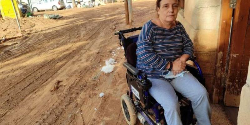 Montse posa en su silla de ruedas en la puerta de su casa en Picaña (Valencia) | Foto de Montse Alabarta Montse posa en su silla de ruedas en la puerta de su casa en Picaña (Valencia)