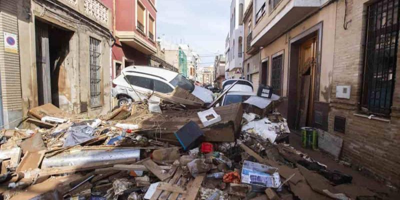 Imagen de coches destrozados por la DANA/Levante-EMV La DANA y los efectos económicos en el país