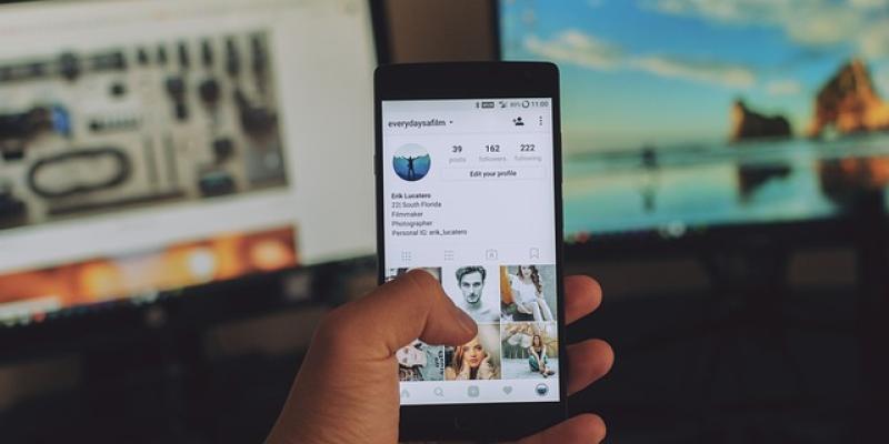 Datos y privacidad de los niños / Pixabay Mano de un joven con un teléfono móvil