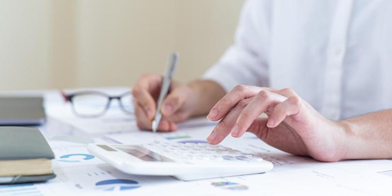 Renta 2022 / Pixabay Persona haciendo la declaración de la renta