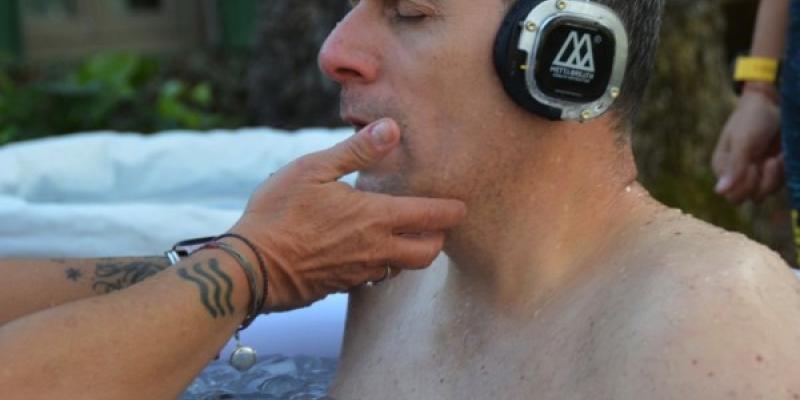 David Cicuéndez en una bañera con hielo