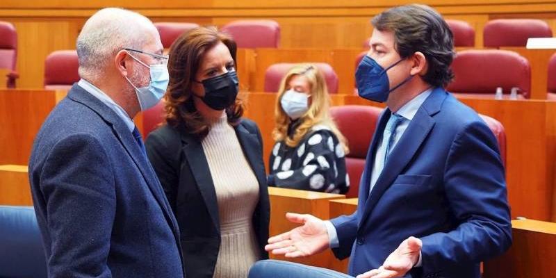 Moción de censura en Castilla y León El presidente de la Junta de Castilla y León, Alfonso Fernández Mañueco, conversa con el vicepresidente, Francisco Igea, este miércoles durante la sesión plenaria en las Cortes de Castilla y Leon, en Valladolid. — R. García / EFE