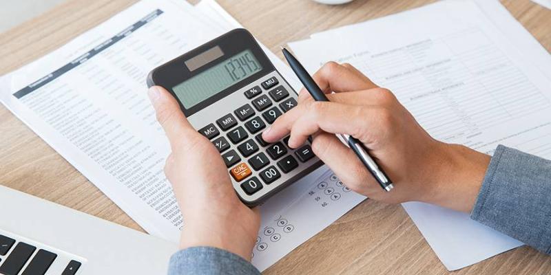 Se pueden desgravar los seguros del hogar y de vida en la declaración de la renta/ Rodenas Abogados Persona haciendo el borrador de la declaración de la renta