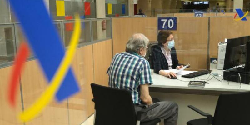 Campaña declaración de la Renta / Europa Press Ciudadano presentando su declaración de la Renta en una oficina