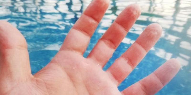 Imagen de unos dedos arrugados/BBC Por qué se arrugan los dedos en el agua