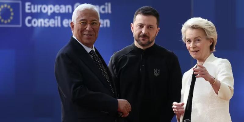 El presidente del Consejo de la UE, Antonio Costa (i), el presidente de Ucrania, Volodimir Zelenski, y la presidenta de la Comisión Europea, Ursula von der Leyen, a su llegada a la reunión del Consejo Europeo en Bruselas, Bélgica. / CHRISTOPHE PETIT TESSON (EFE) El presidente del Consejo de la UE, Antonio Costa (i), el presidente de Ucrania, Volodimir Zelenski, y la presidenta de la Comisión Europea, Ursula von der Leyen, a su llegada a la reunión del Consejo Europeo en Bruselas, Bélgica.