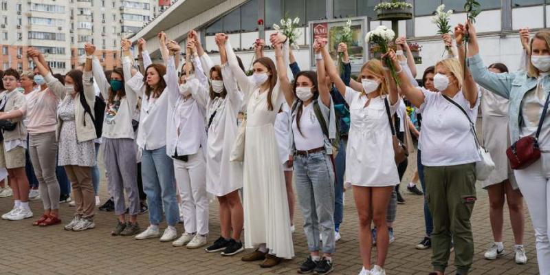 Defensoras de los derechos humanos ONU Bielorrusia Mujeres manifestantes protestan tras las elecciones presidenciales en Bielorrusia.