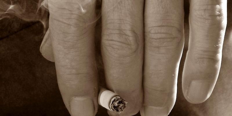 Dejar de fumar puede ser la solución a muchos problemas. Foto de Pixabay Una mano con un cigarrillo encendido