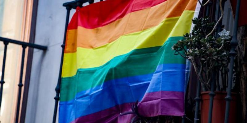 Imagen sobre los delitos de odio / 20M EP Bandera LGTBI en un balcón