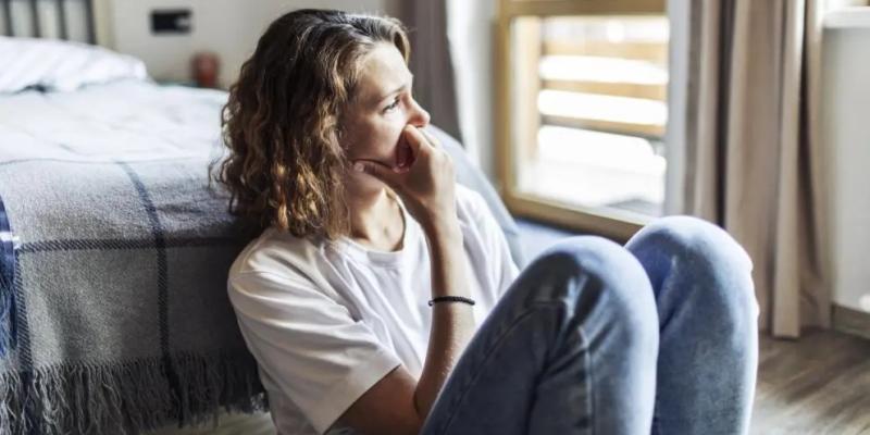 Mujer con síntomas de demencia / Getty Images Mujer pensativa