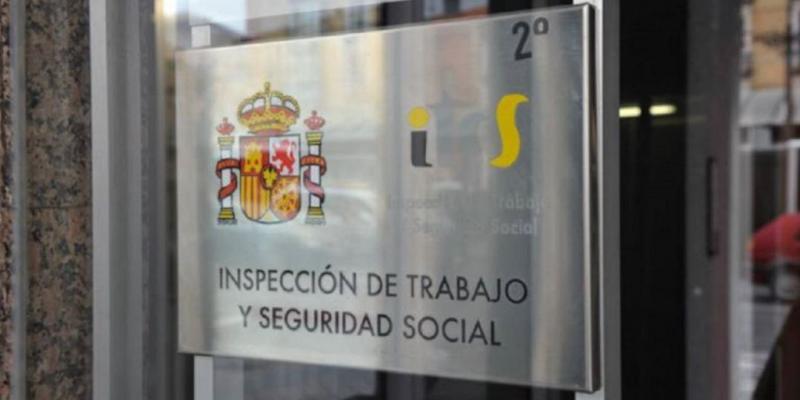 Poner una denuncia a la Inspección de Trabajo Cartel de entrada a una oficina de Inspección de Trabajo / Cadena ser
