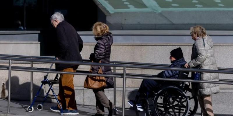 Una mujer empuja una silla de ruedas, a 3 de febrero de 2025, en Madrid (España). Eduardo Parra / Europa Press Una mujer empuja una silla de ruedas, a 3 de febrero de 2025, en Madrid (España)