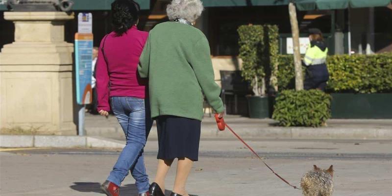 Imagen de dos mujeres/El Periódico Ley de Dependencia y sus modificaciones
