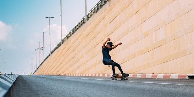 Deporte en la adolescencia, skate / Pixabay Adolescente haciendo skate