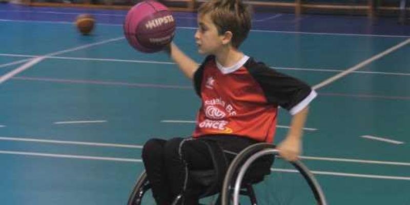 Deporte / Telemadrid Carlos Berrio mueve la pelota durante un partido de baloncesto en silla de ruedas
