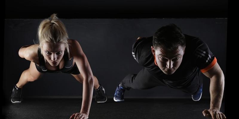 Dos personas haciendo deporte / Pixabay Dos personas haciendo deporte