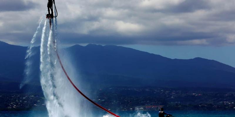 Imagen de una persona haciendo flyboard/Manawa Los mejores deportes acuáticos