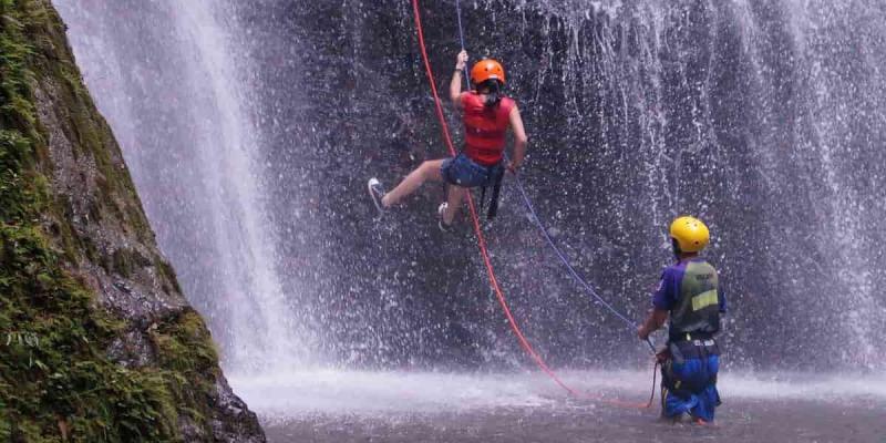 Imagen de una persona haciendo barranquismo Los deportes de aventura destacan en España