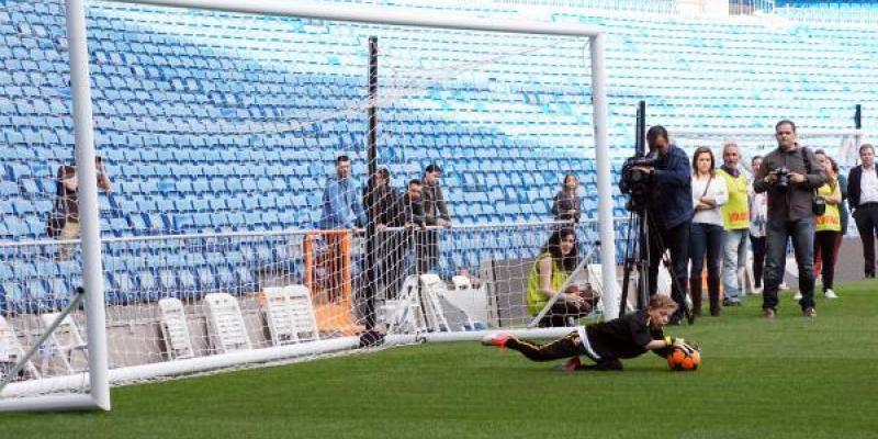 El fútbol un deporte con riesgo de daño cerebral Foto de Jorge Villa/Servimedia Imagen de un portero parando un balón