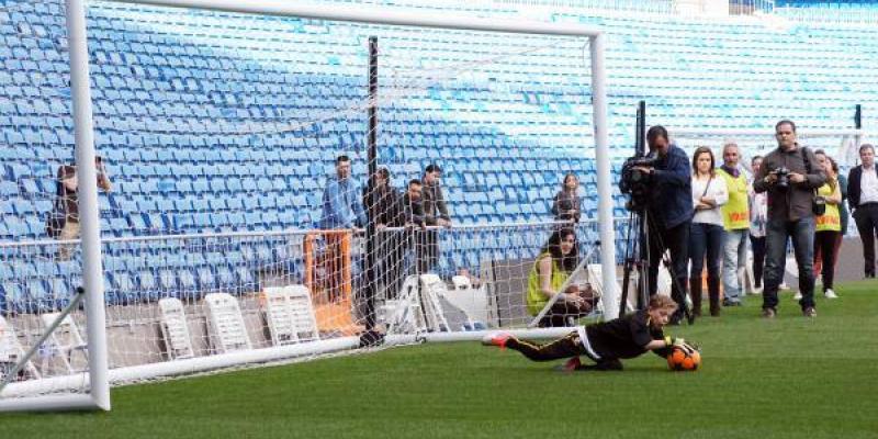 Imagen de un portero parando un balón 