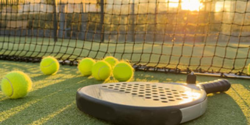 Imagen de una pala de pádel/envatoelements Los deportes de raqueta son beneficiosos