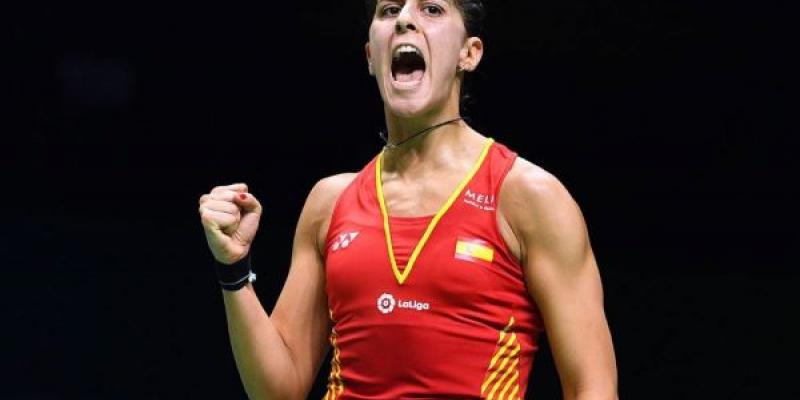 Deportistas /El País Carolina Marín en el pódium tras tras ganar un oro