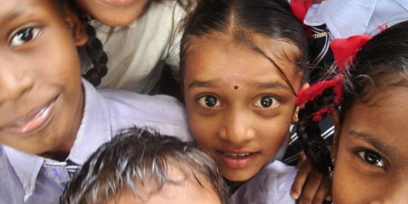 Plan International pide a todos los países considerar las "necesidades específicas de las niñas" en sus respuestas educativas frente al coronavirus Niñas en la escuela / Plan Internacional