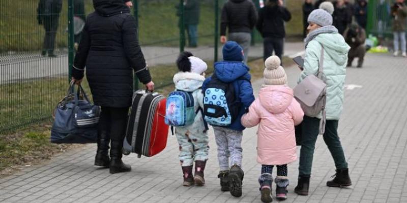 Una familia ucraniana huyendo del país