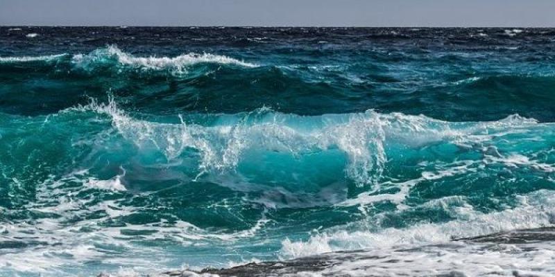 Unas olas del mar en la playa